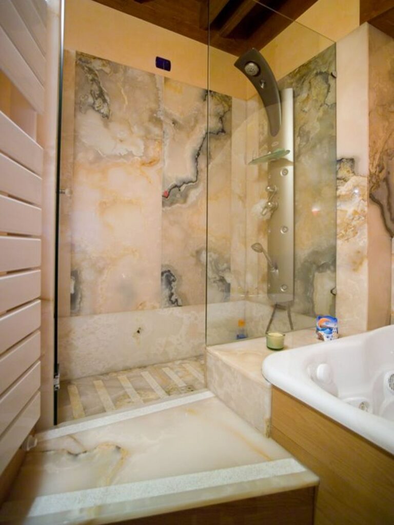 rivestimento doccia bagno marmo